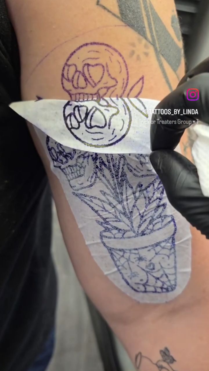 Resharing this cute little spooky plant! 
.
.
.
#dmvtattooartist #marylandtattooartist #redoctopustattoo #dmvlife #dmv