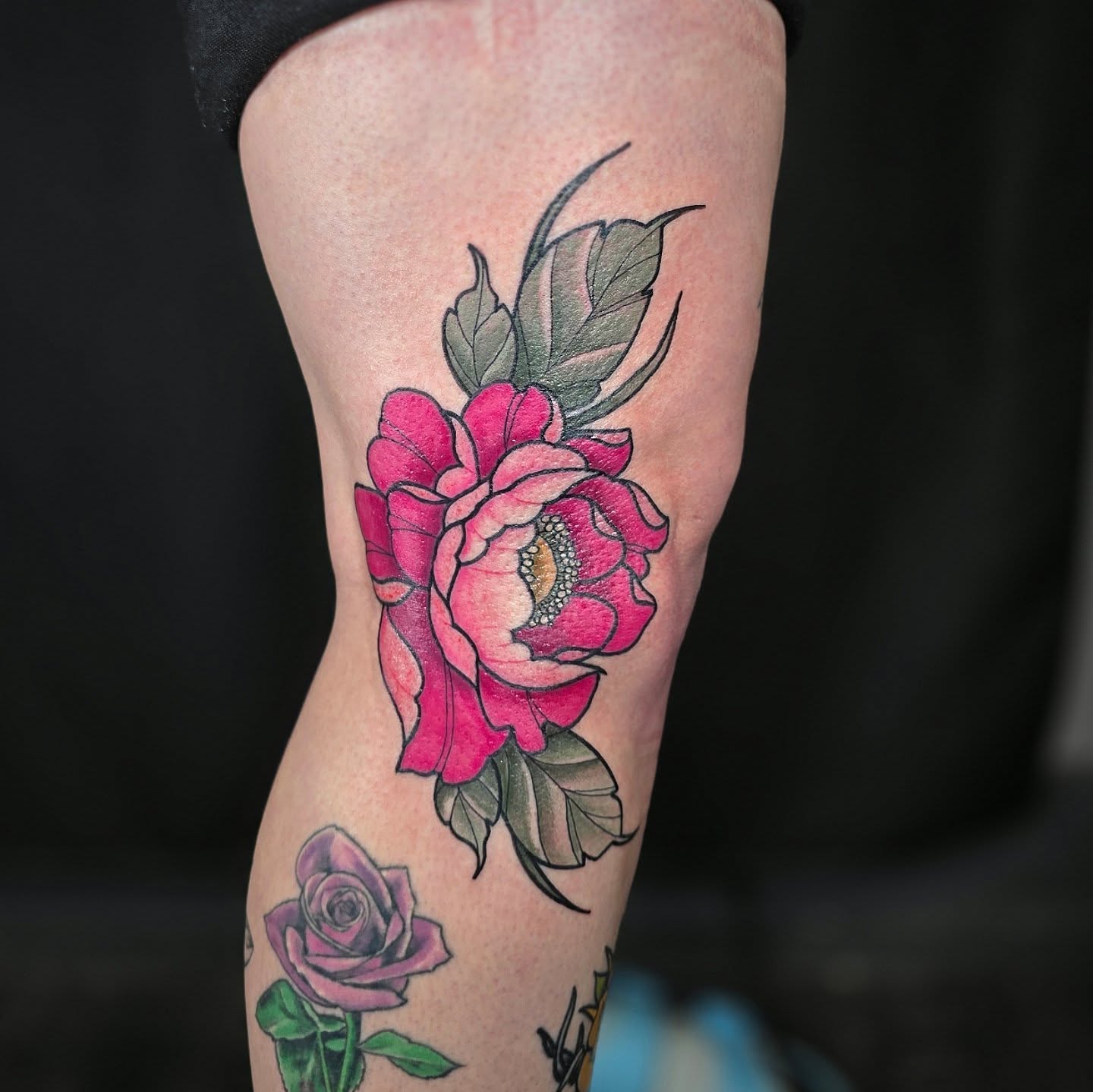 Thank you so much Rachel for allowing me to do this piece! 
.
.
.
.
#redoctopustattoo #flowertattoos #kneetattoos