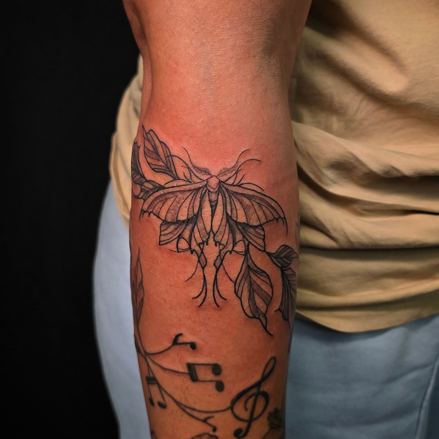 Thank you Madison for allowing me to add to your sleeve! 
.
.
.
.
#redoctopustattoo #redoctopusmaryland #tattoosbylinda #dmvtattooartist #dmvartists #dmv #virginiatattoos #marylandtattooartist